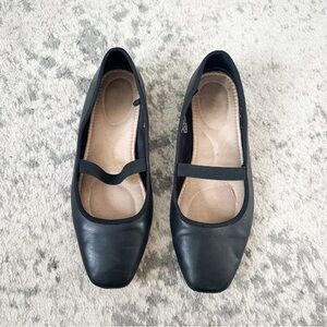 ⭐️3/$30⭐️ (bundle deal) Old Navy Black Faux Leather Mary Jane Ballet Flats